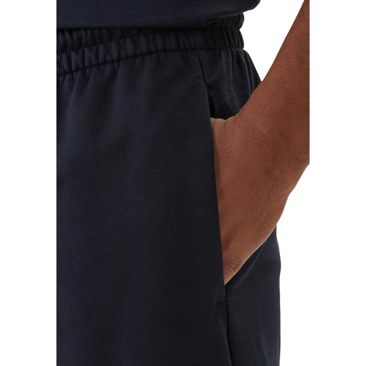 Detalle del bolsillo lateral de pantalón corto azul EA7 de hombre
