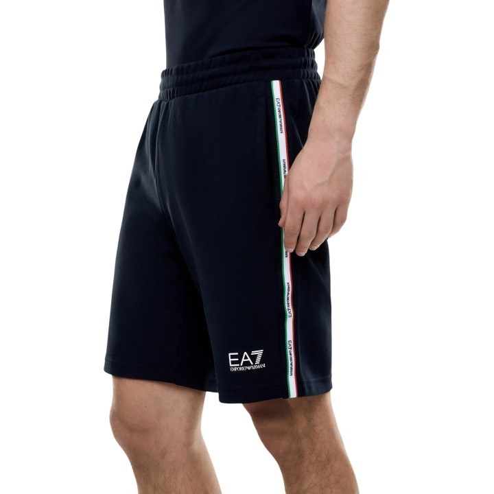 Detalle lateral de pantalón corto EA7 de hombre azul marino