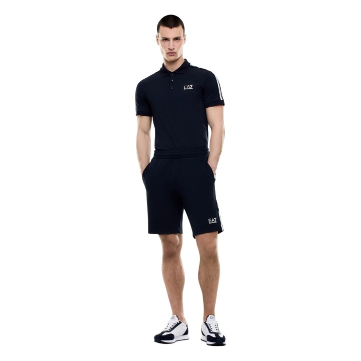 EA7 pantalón corto de hombre azul marino vista frontal con modelo