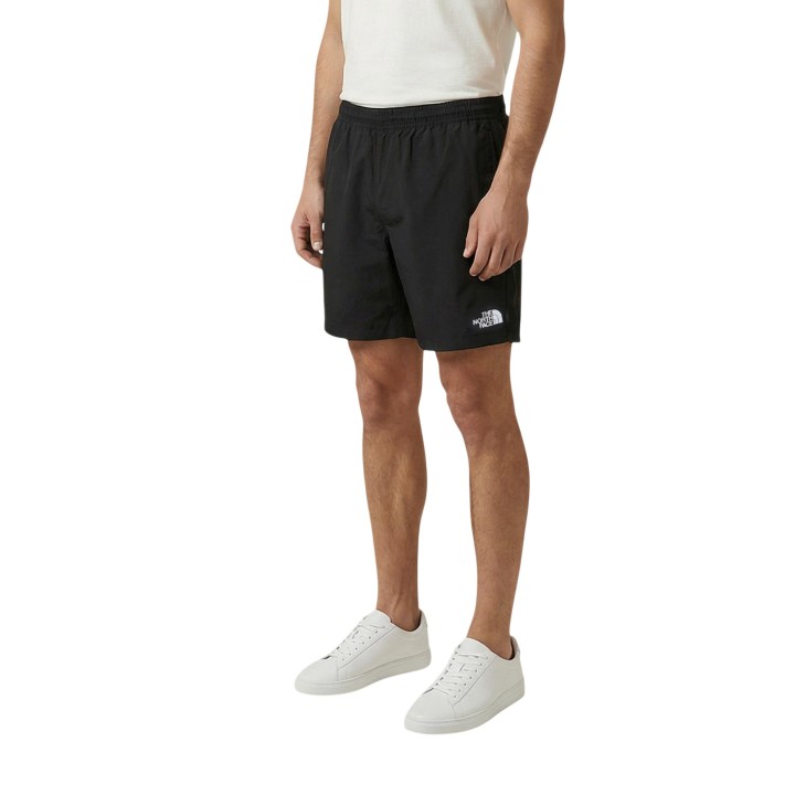 The North Face pantalón corto de hombre negro NF0A8B5T en vista de tres cuartos