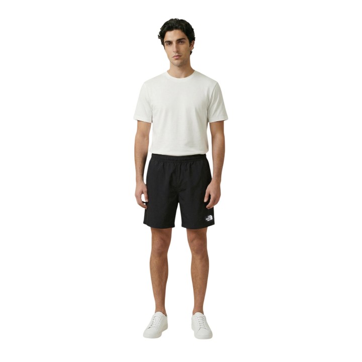 The North Face pantalón corto de hombre negro NF0A8B5T en vista frontal con modelo