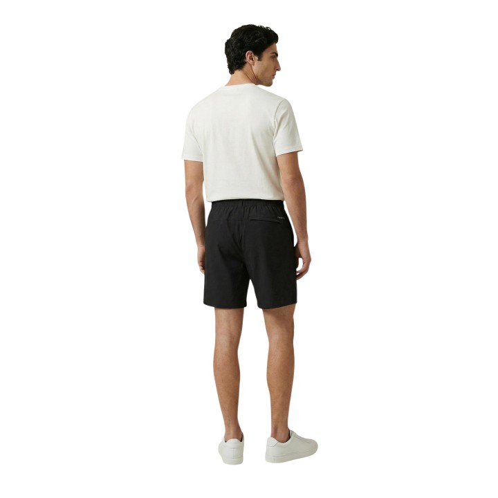 The North Face pantalón corto de hombre negro NF0A8B5T en vista posterior con modelo