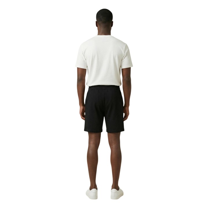 The North Face pantalón corto de hombre negro NF0A8GQB vista posterior