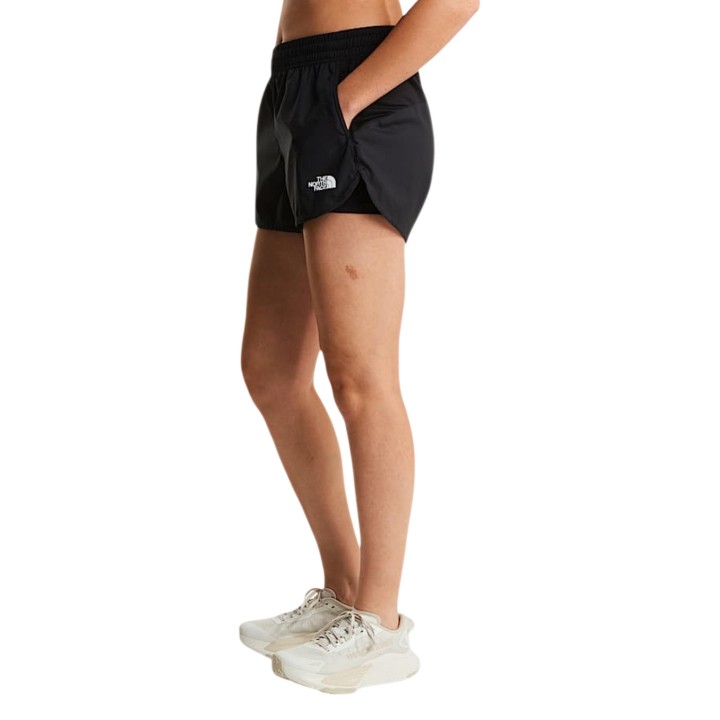 Detalle lateral del pantalón corto 2 en 1 negro de The North Face para mujer