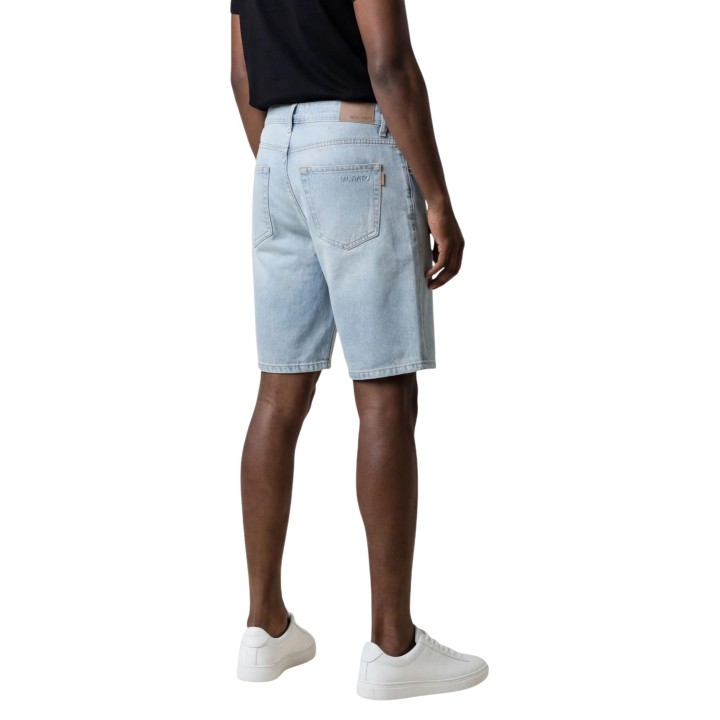 Antony Morato pantalón corto de hombre en denim claro vista posterior tres cuartos