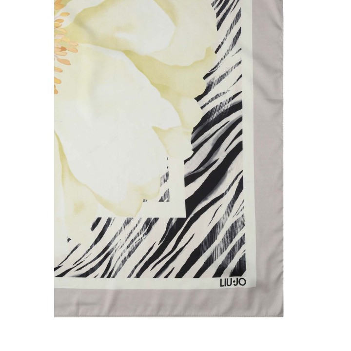 Detalle de pashmina Liu-Jo gris perla con flores y estampado animal print