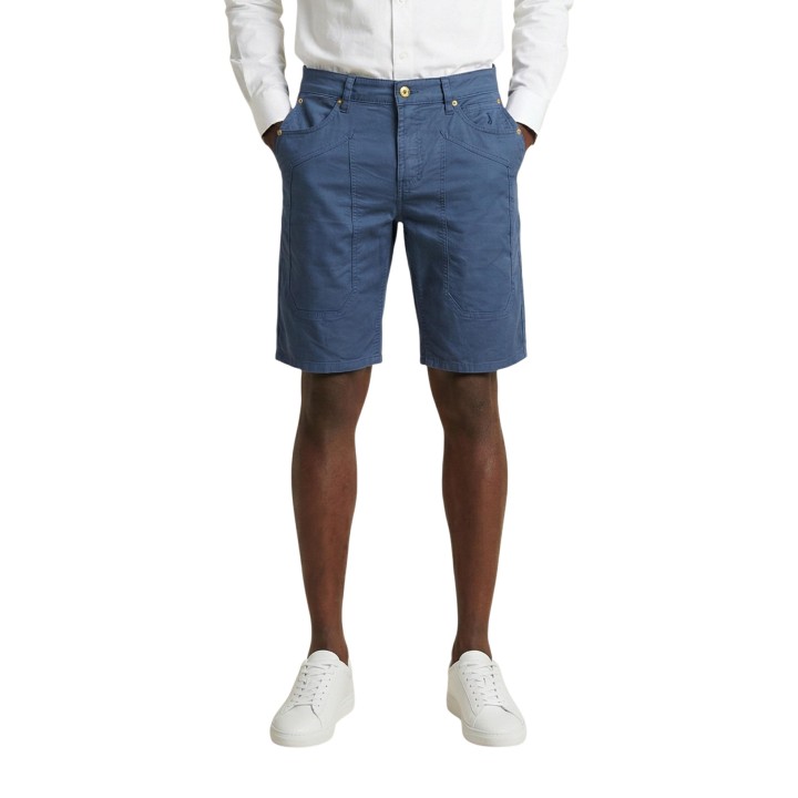 Jeckerson pantalón corto de hombre azul vista frontal en modelo