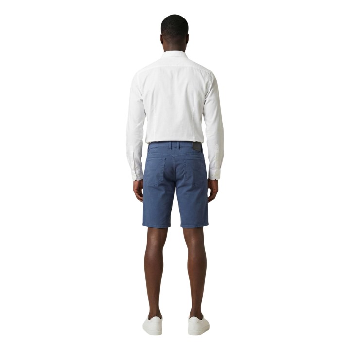 Jeckerson pantalón corto de hombre azul vista posterior en modelo