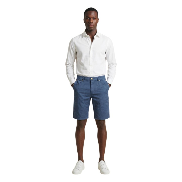 Jeckerson pantalón corto de hombre azul vista frontal en modelo