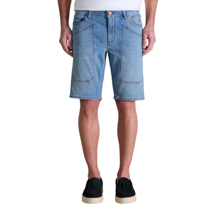 Jeckerson pantalón corto de hombre en denim claro vista frontal