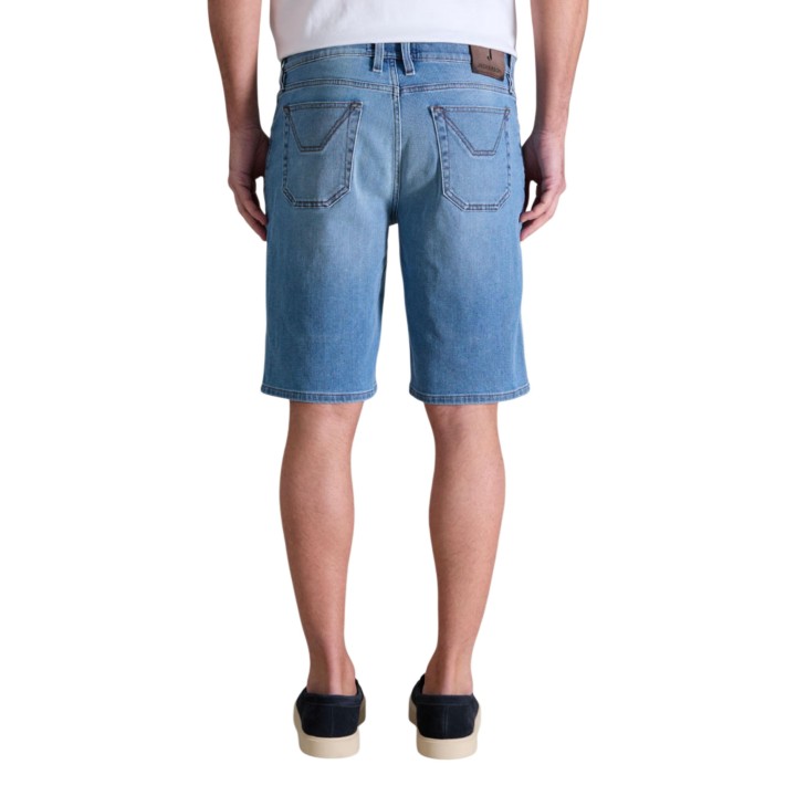 Jeckerson pantalón corto de hombre en denim claro vista posterior