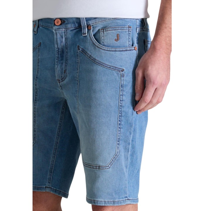 Detalle frontal de pantalón corto Jeckerson de hombre en denim claro