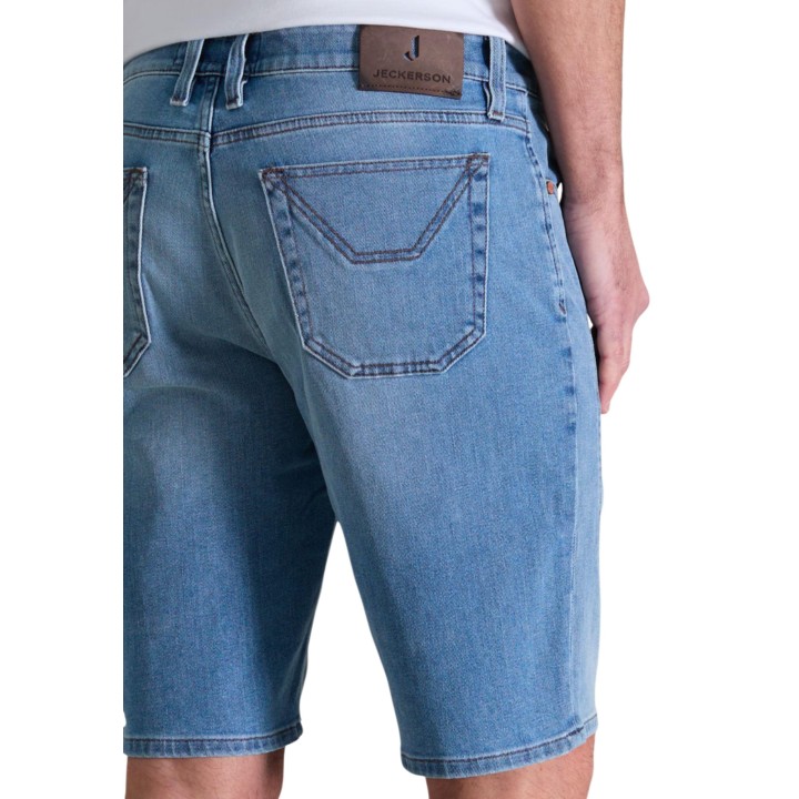 Detalle posterior de pantalón corto Jeckerson de hombre en denim claro