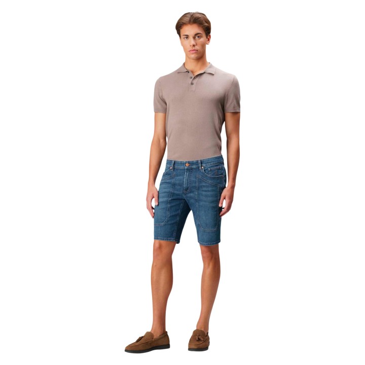 Jeckerson pantalón corto de hombre en denim azul vista frontal de cuerpo entero