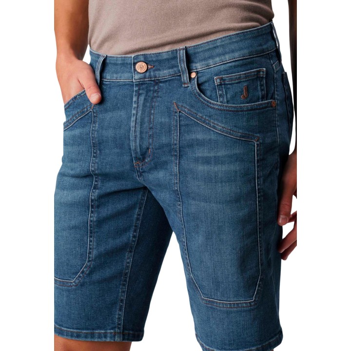 Detalle frontal del pantalón corto Jeckerson de hombre en denim azul