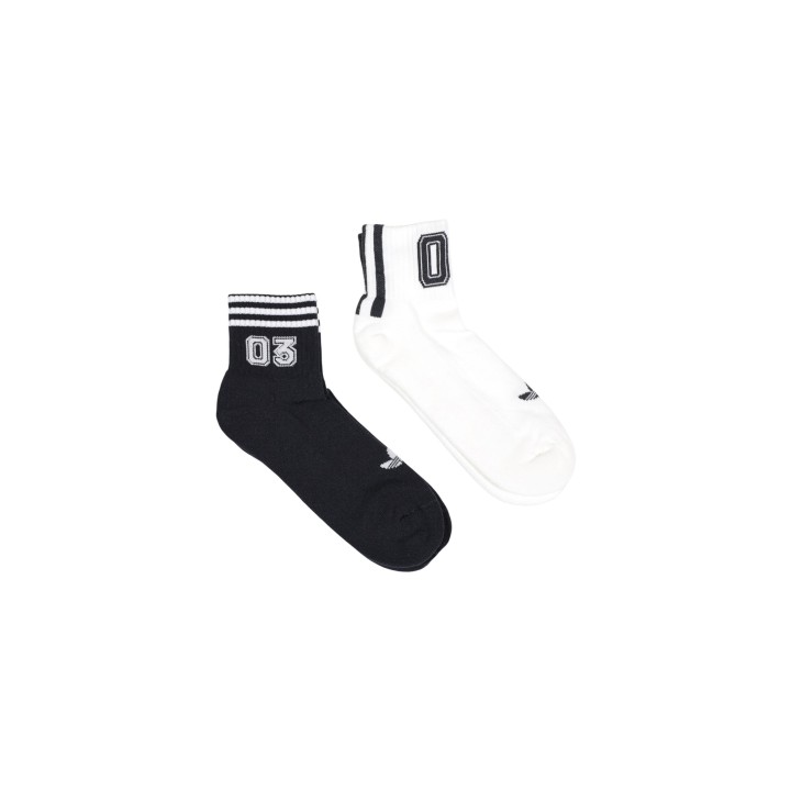 Adidas Originals calcetines unisex negros y blancos de algodón vista tres cuartos