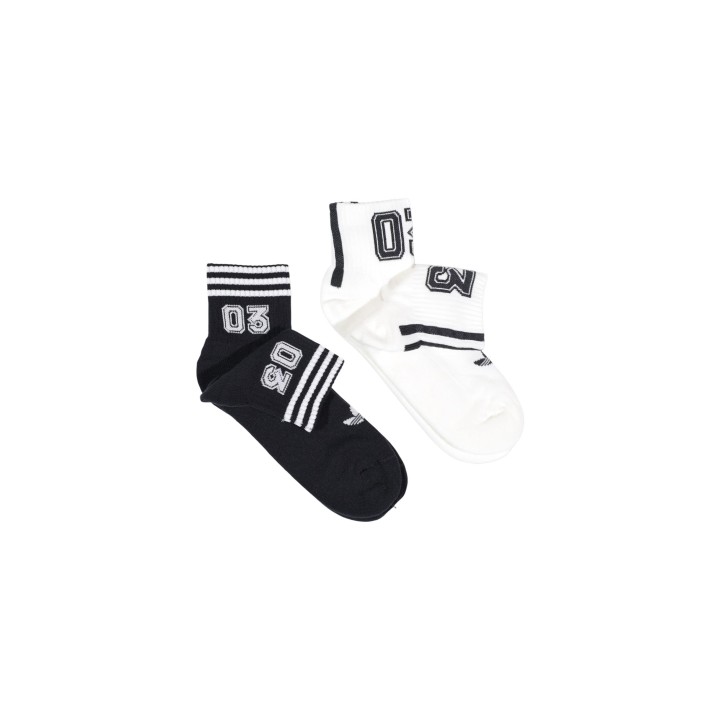 Adidas Originals calcetines unisex negros y blancos vista tres cuartos
