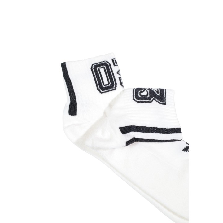 Detalle de calcetines Adidas Originals unisex blancos con detalles negros
