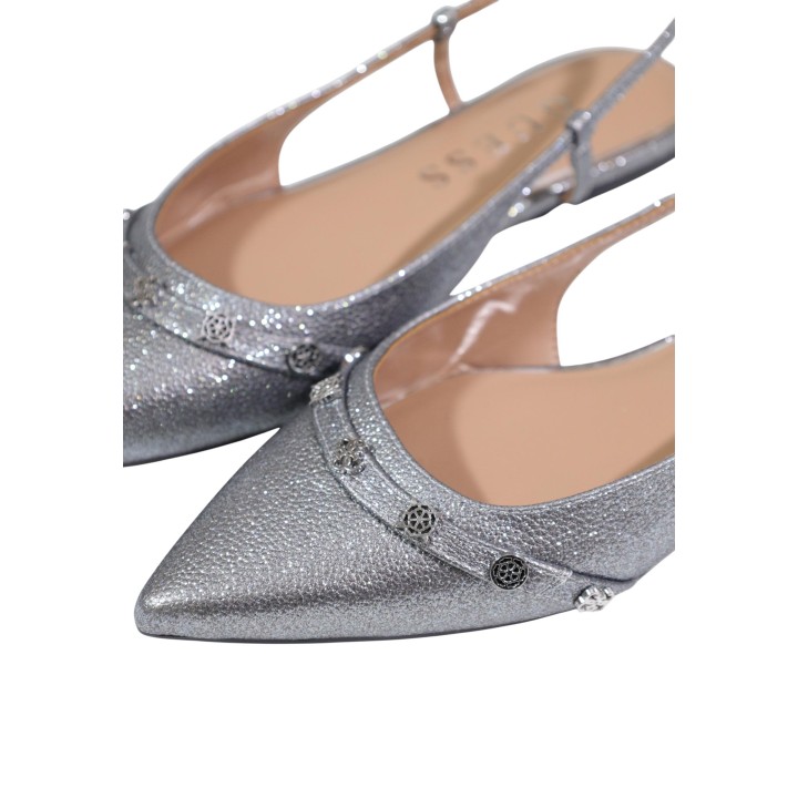 Detalle de zapatos de tacón Guess grises de mujer con acabado brillante
