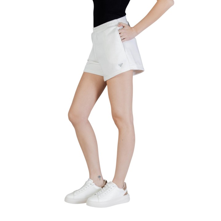 Guess Active Silvy shorts V6GD14 K3090 para mujer en blanco vista tres cuartos