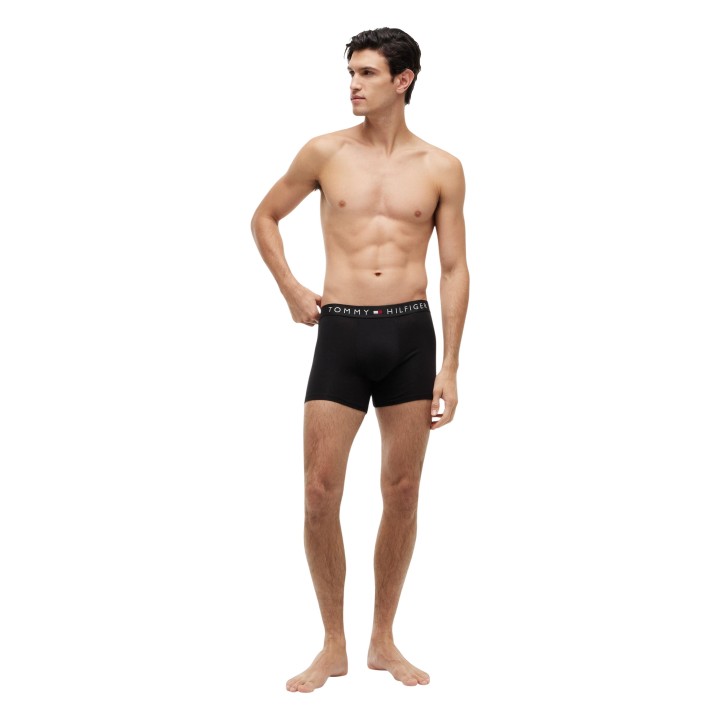 Tommy Hilfiger bóxer negro de hombre vista frontal en tres cuartos