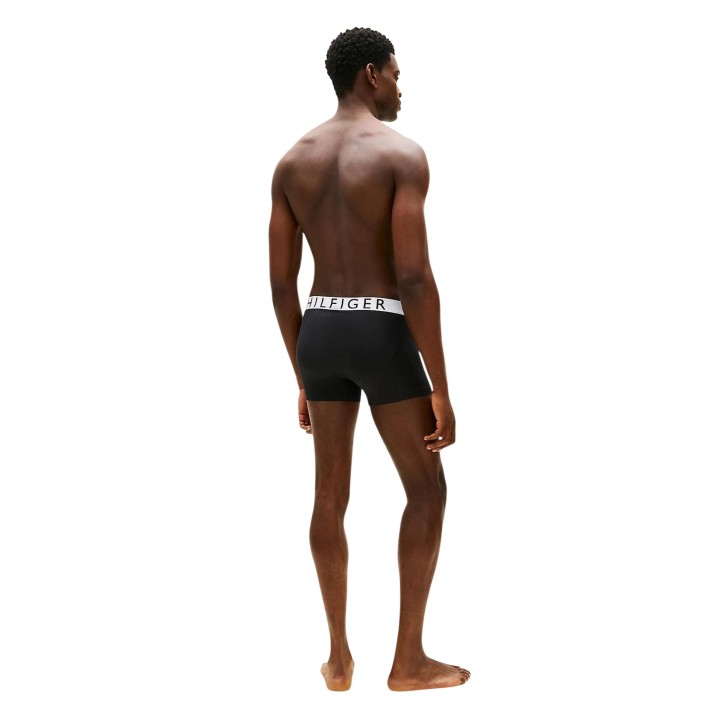 Tommy Hilfiger bóxer de hombre negro y blanco UM0UM03887 vista posterior tres cuartos