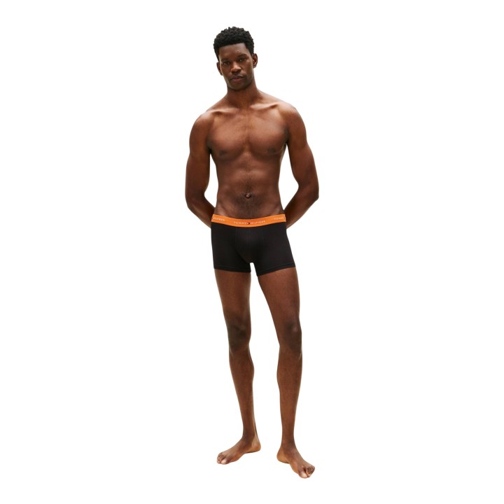 Bóxer Tommy Hilfiger para hombre negro con cinturilla naranja vista de tres cuartos