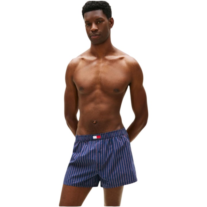 Tommy Hilfiger bóxer de hombre tejido azul y rojo a rayas vista tres cuartos