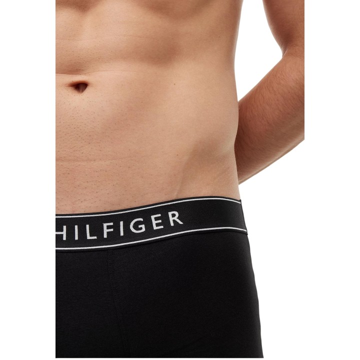 Detalle frontal del bóxer negro de hombre Tommy Hilfiger con cinturilla elástica