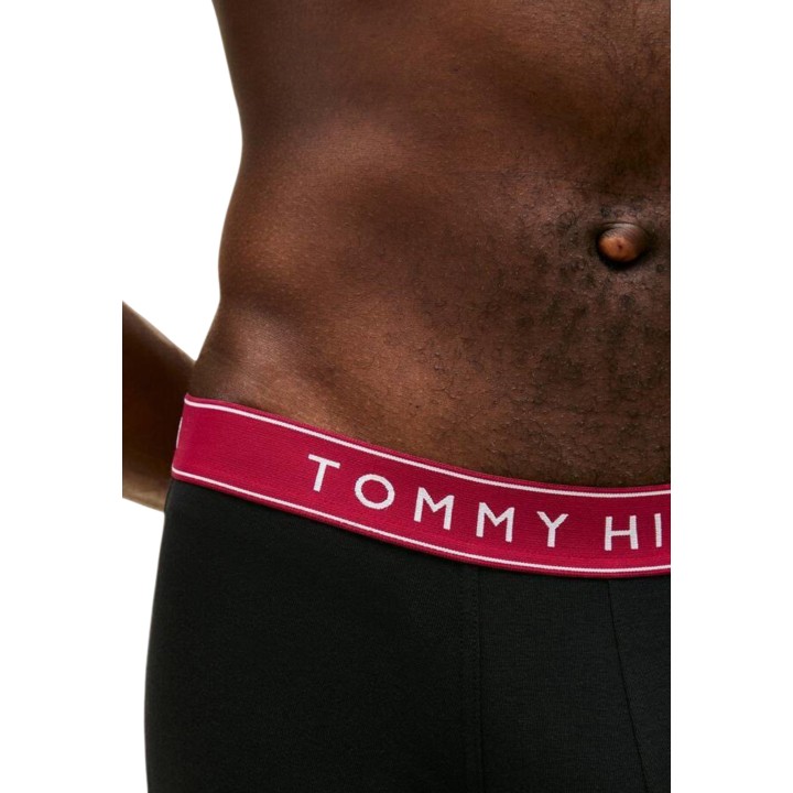 Detalle lateral del bóxer negro de hombre Tommy Hilfiger con cinturilla roja
