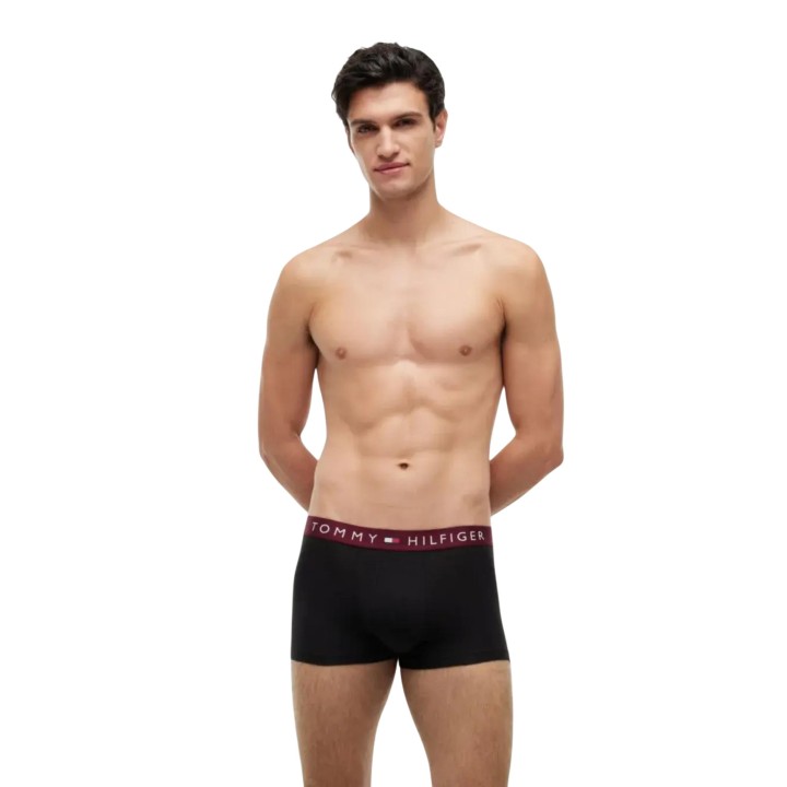 Bóxer Tommy Hilfiger para hombre en negro y azul vista frontal en modelo