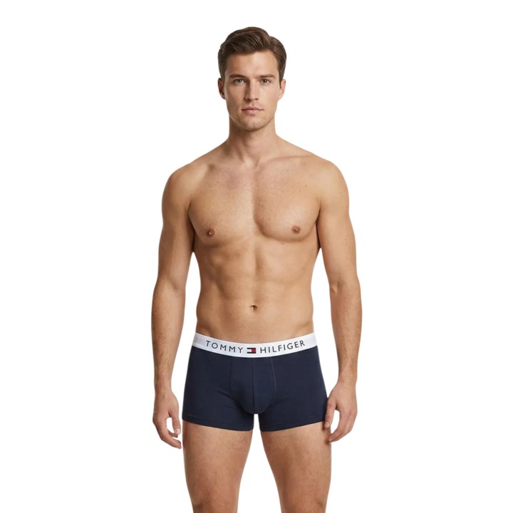 Bóxer Tommy Hilfiger para hombre en azul marino vista frontal en modelo