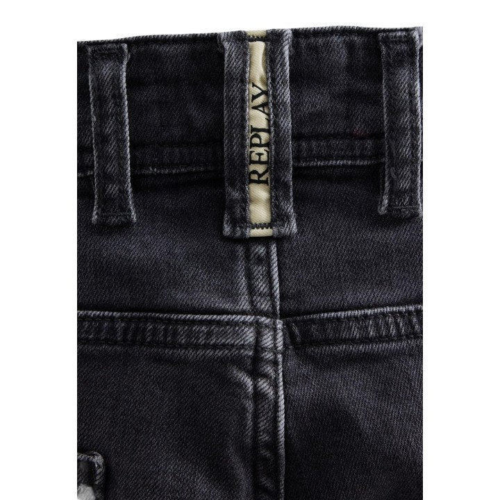 Detalle frontal del pantalón corto Replay de hombre gris oscuro de denim