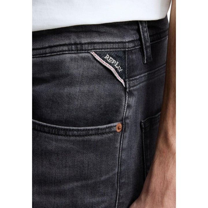 Detalle del bolsillo frontal del pantalón corto Replay gris oscuro de denim