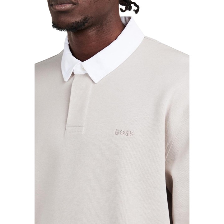 Detalle del cuello y logo Boss en polo gris de hombre Pe_Exis 10277163