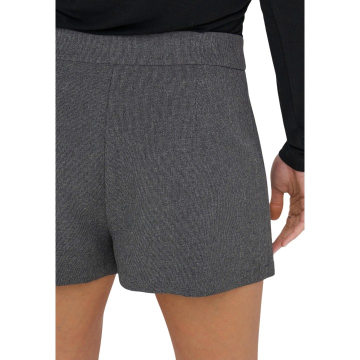 Detalle posterior del pantalón corto de mujer Jacqueline de Yong Jdycleo gris oscuro