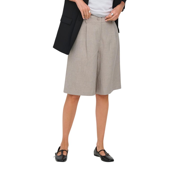 Only pantalón corto de mujer gris vista frontal en modelo
