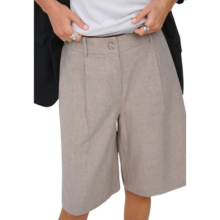 Detalle frontal del pantalón corto gris de mujer Only