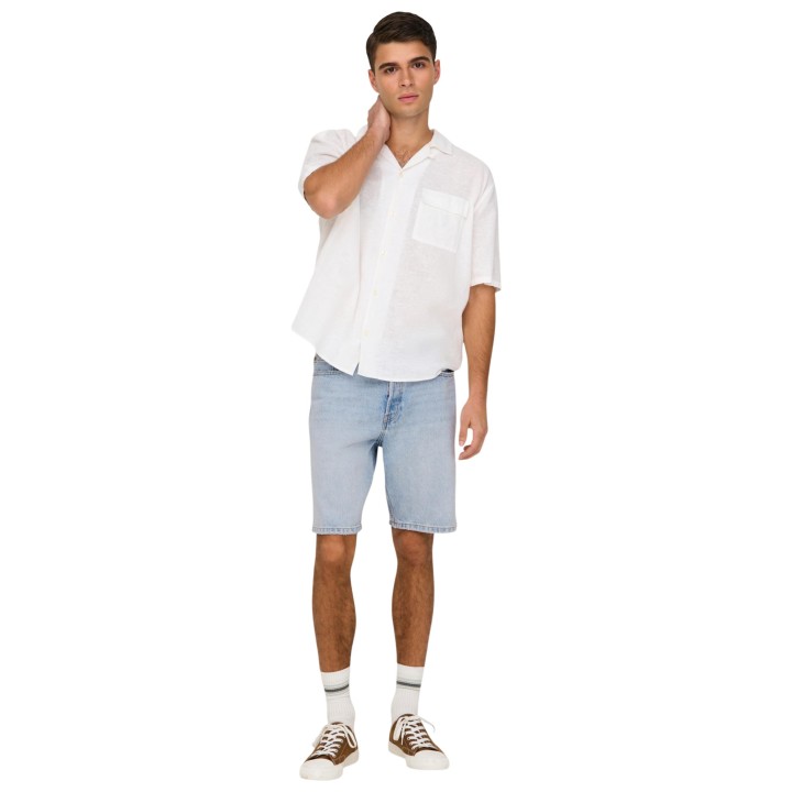 Only & Sons pantalón corto de hombre en denim azul claro vista de tres cuartos
