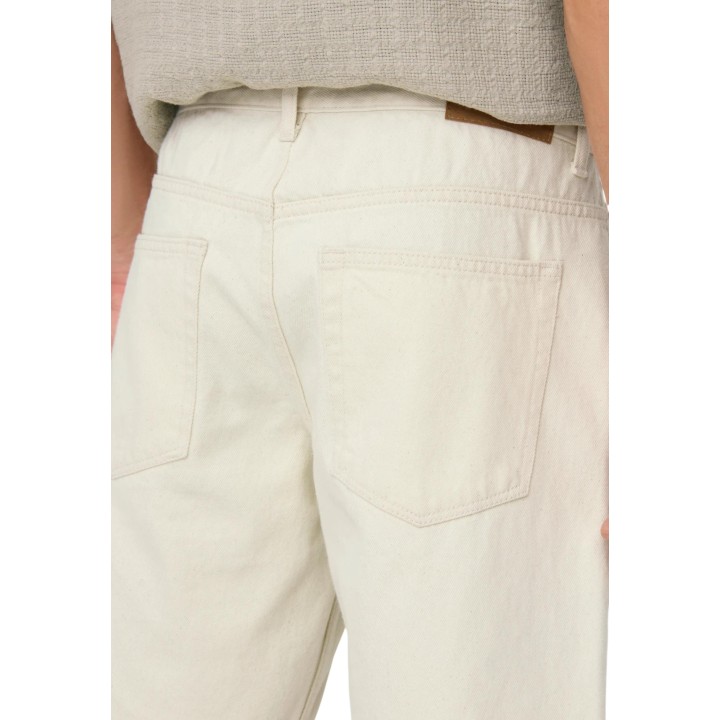 Detalle posterior de bermuda beige Only & Sons para hombre en tejido vaquero