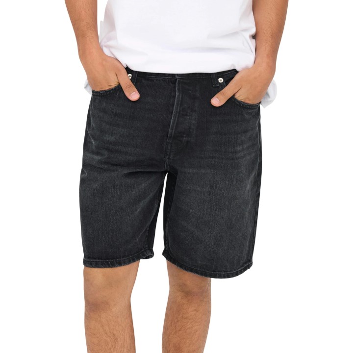 Detalle frontal del pantalón corto negro Only & Sons para hombre