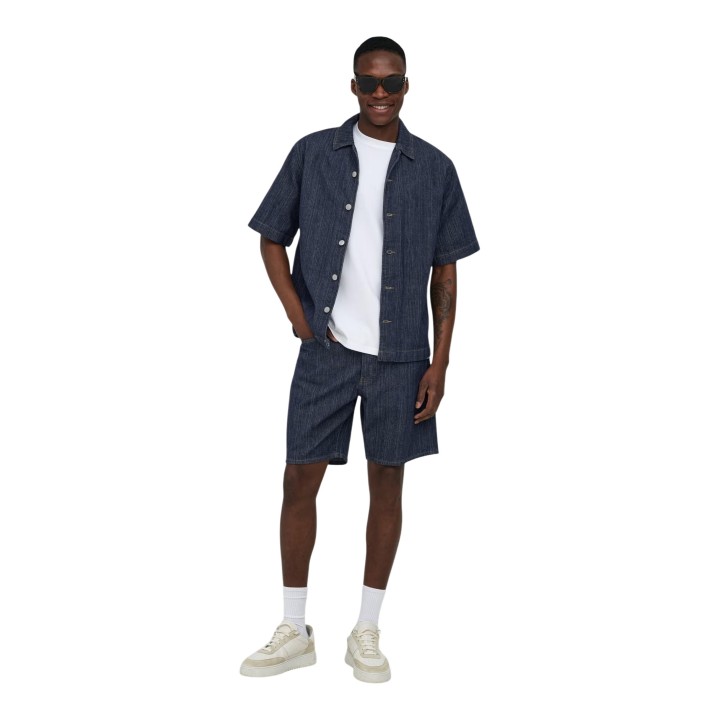 Only & Sons pantalón corto de hombre en denim azul oscuro vista tres cuartos