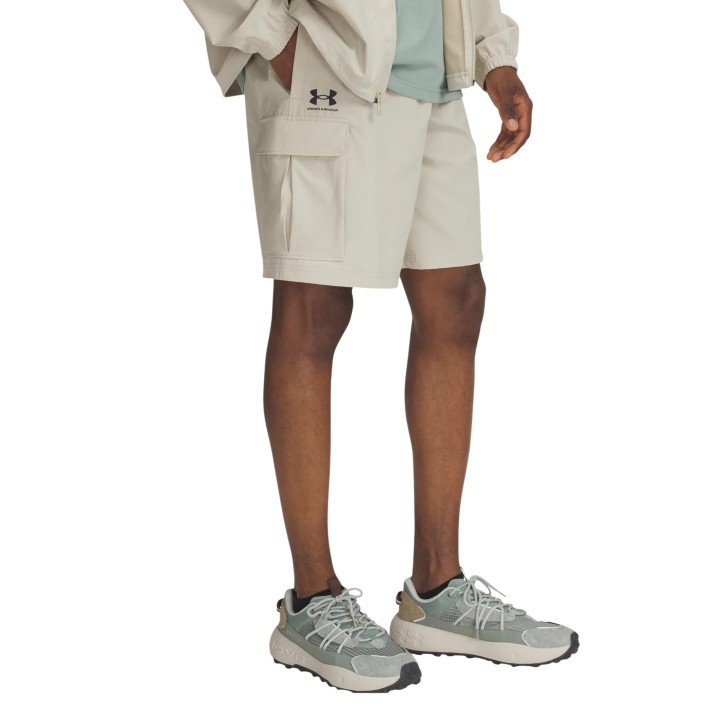 Under Armour pantalón corto cargo de hombre beige vista frontal