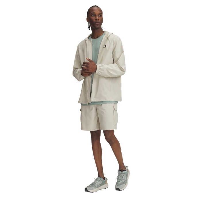 Under Armour pantalón corto cargo de hombre beige vista de tres cuartos