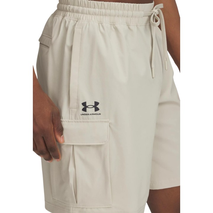 Detalle frontal del pantalón corto cargo beige Under Armour para hombre