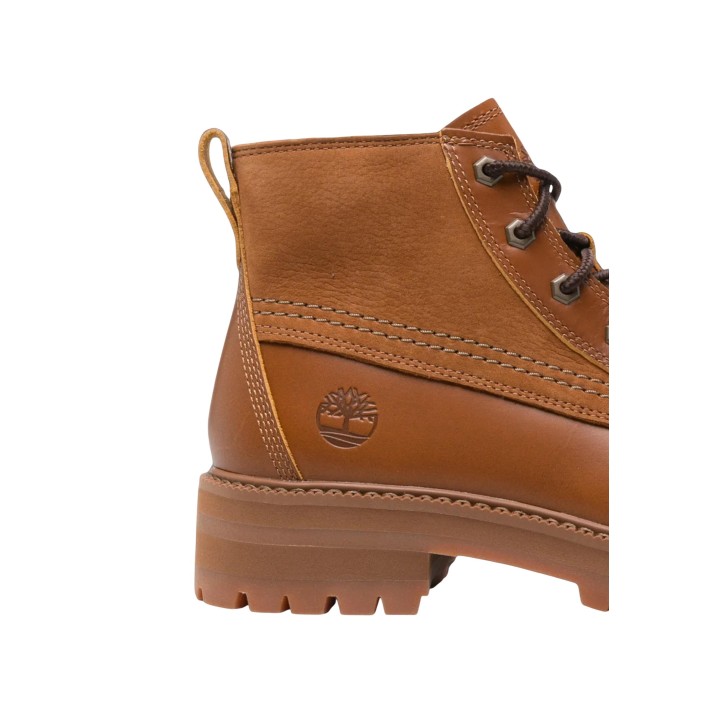 Detalle lateral de bota Timberland Hayd Mid Lace Boot marrón de hombre