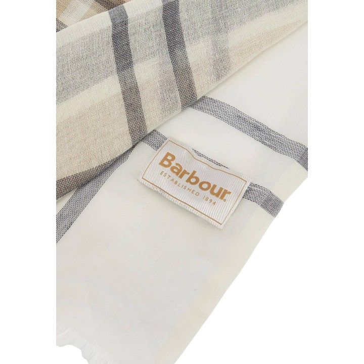 Detalle de tejido y etiqueta de pashmina Barbour Abigail Tartan LSC0442