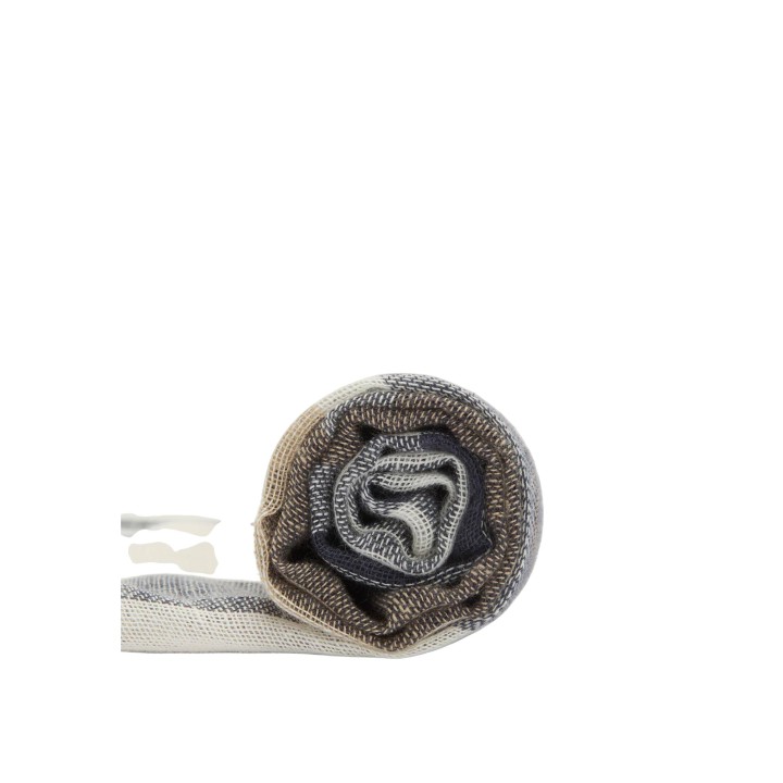 Detalle de pashmina Barbour Abigail Tartan LSC0442 enrollada en tonos crema y gris