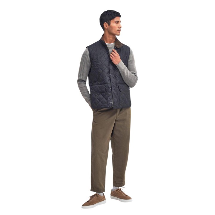 Barbour New Lowerdale MGI0245 chaleco de hombre azul oscuro acolchado vista tres cuartos