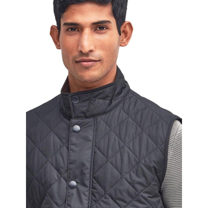 Detalle frontal del cuello y acolchado del chaleco Barbour New Lowerdale MGI0245 azul oscuro